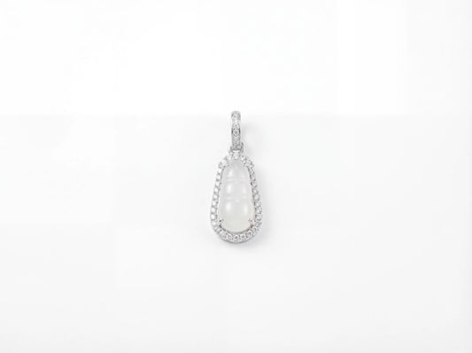 Four Seasons Pea Pod Jade Charm